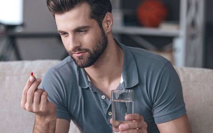 мъж пие хапче за уголемяване на главата на пениса