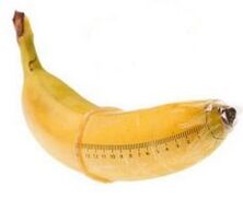 банан в презерватив имитира уголемен петел